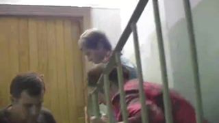 Russische Schlampe fickt 2 Schwänze auf der Treppe (Teil 2)