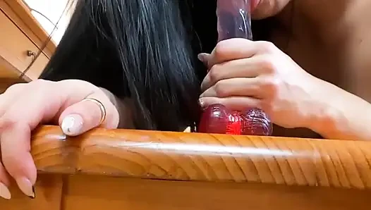 Детка, я действительно хочу трахаться, тебя здесь не так что я должен мастурбировать с этим огромным дилдо на присоске