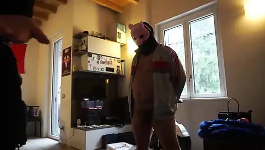 Kadın egemenliği hatunlar kölelerini taşaklarına tekmelemeye bayılıyor