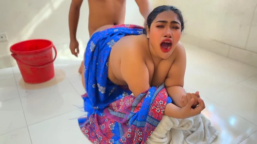 Pendant que la belle-mère desi lave soutien-gorge et culotte, elle enlève la culotte de son beau-fils, puis lui demande de la baiser