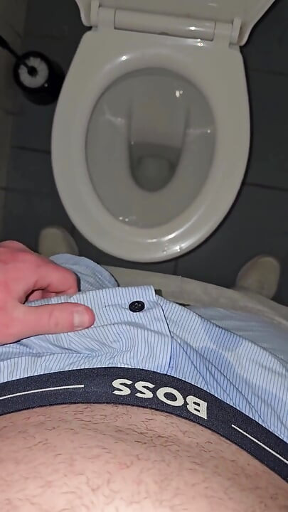 Phantomgentx - Hårig, muskulös pappa stönar högt och runkar på toaletten