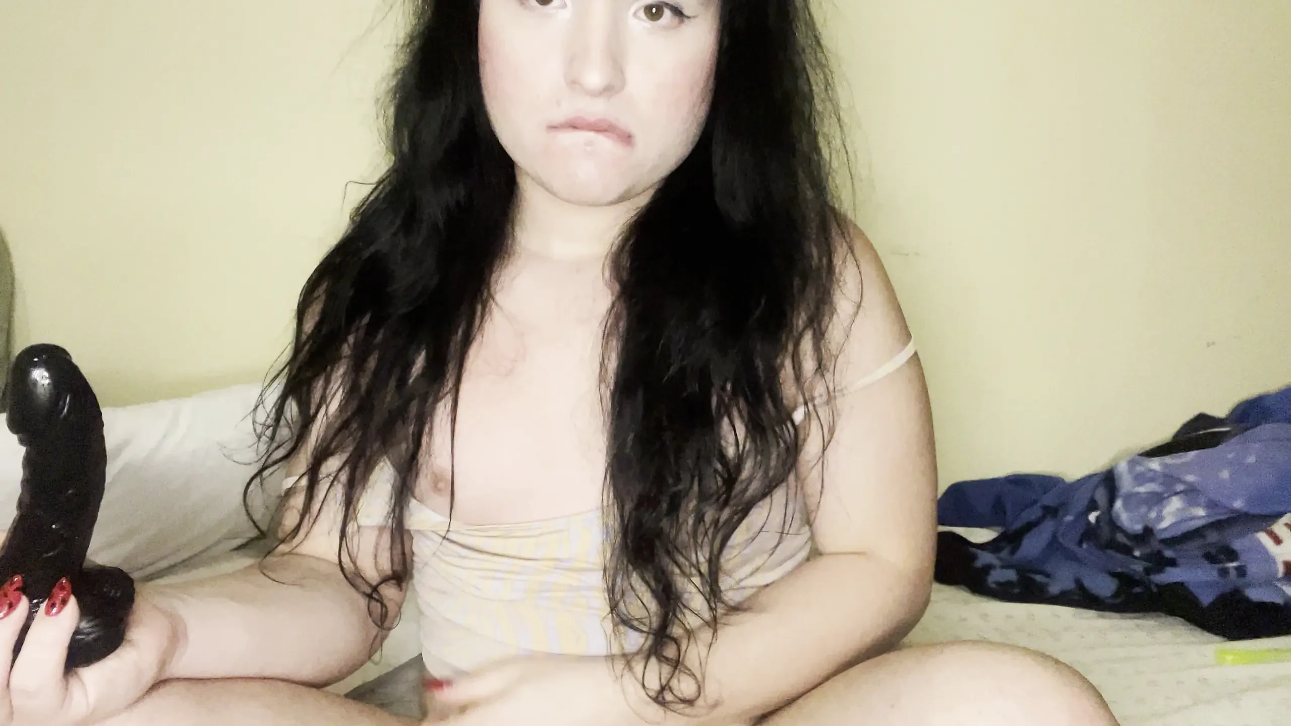 Το τρανς κορίτσι Tatiana Taylor χρησιμοποιεί δονητή