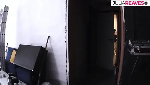 Cewek dewasa seksi masukin memeknya pakai dildo ukuran raksasa