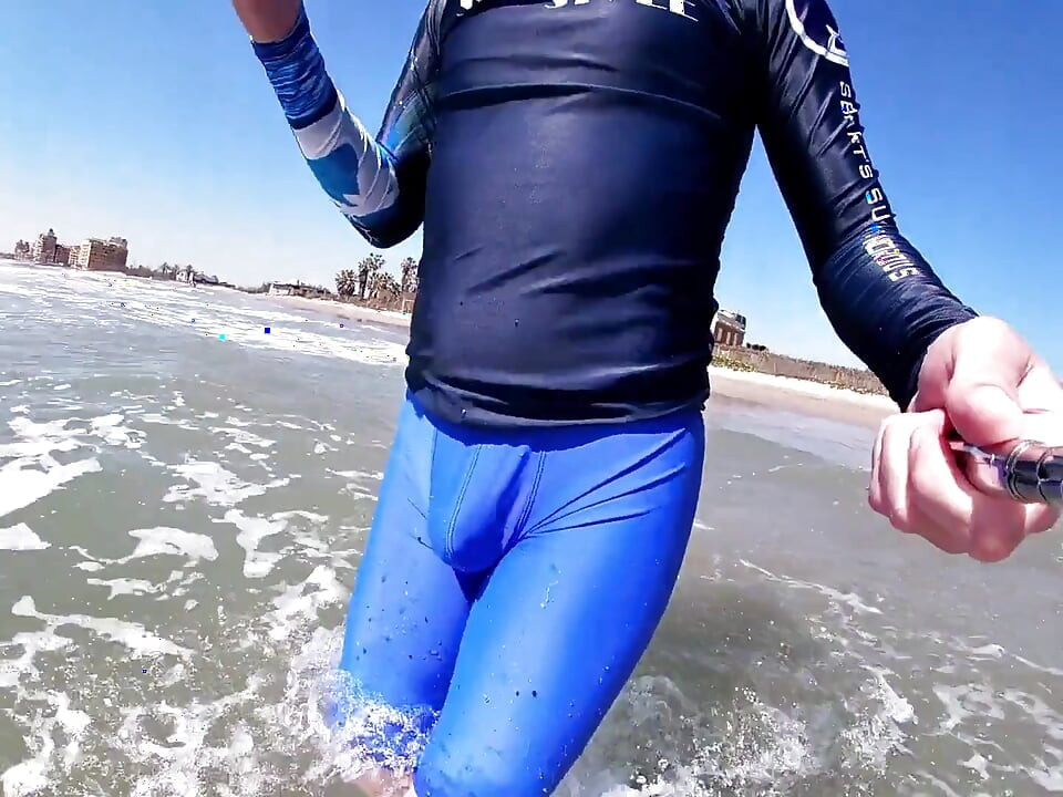 Άνδρες και γυναίκες στην παραλία καυλώνουν βλέποντας τον πούτσο μου σε υγρό σπάντεξ