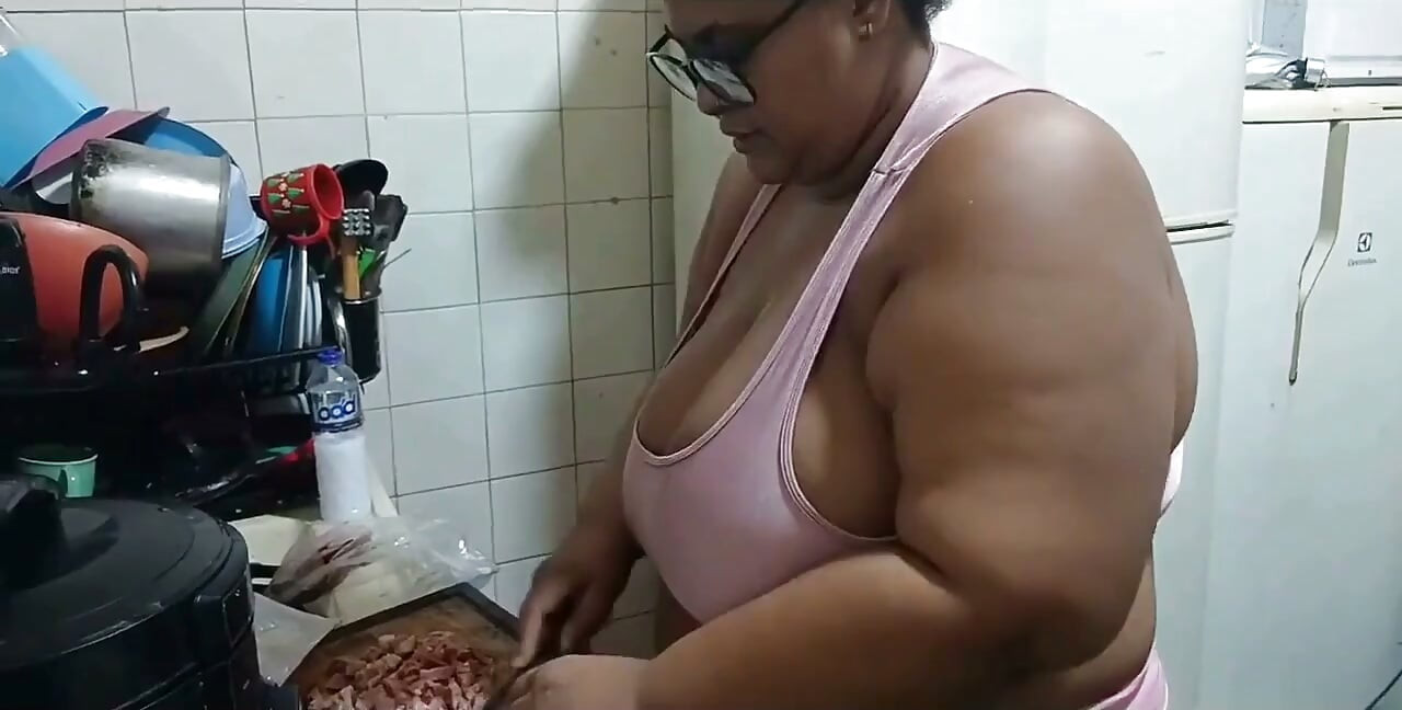 Stepmother in the Kitchen, Fucking Until She Gets a Lot of Cum in Her Mouth.