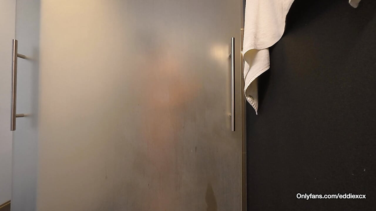 Twink onder de douche