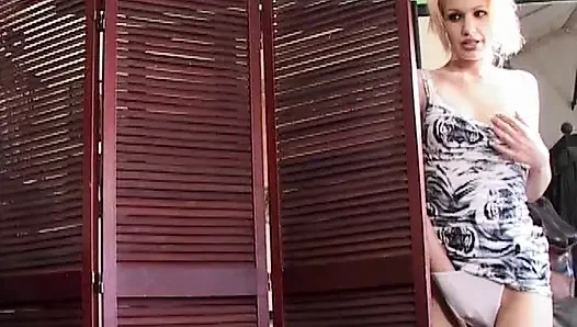 Perfekte französische schlampe mit dickem hintern spielt gerne mit ihrem spielzeug