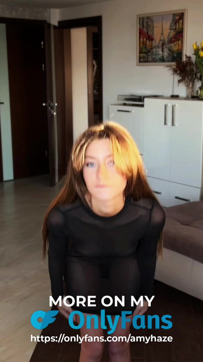 A szexi barna áttetsző ruhában leveszi a bugyiját