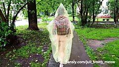 Menina com uma capa de chuva mostrando peitos e bunda nas ruas da cidade