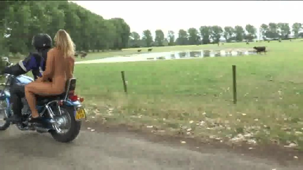 Je suis une motarde nue
