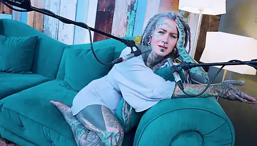 Ich spreche über I - Isolation - ASMR podcast SFW spricht goth dünnes mädchen dreadlocks tattoo-modell inked mädchen