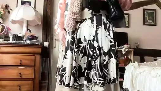 Bluz ve kravatlı burjuva elbisesi içinde, lavaliere