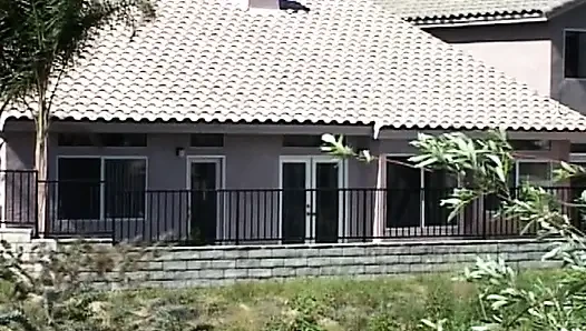 Крошку с большими сиськами трахают в ее тугую анальную дырку