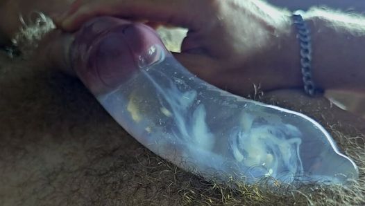 Le mec jouit dans un préservatif avec de l’eau chaude avec des salopes puissantes