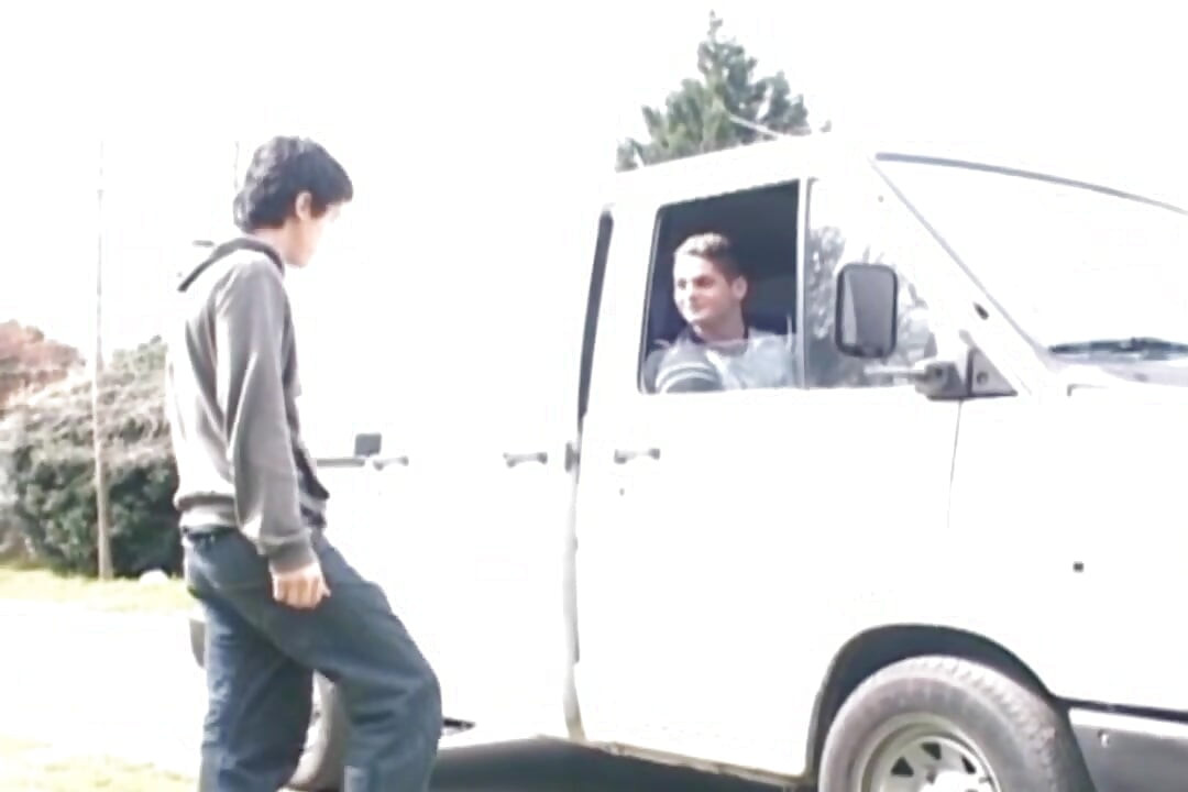 Trío en camioneta de mudanza