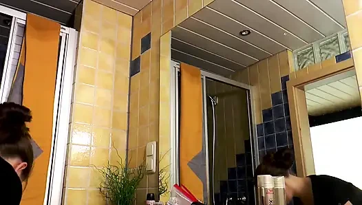 Cewek hot rambut cokelat lagi asik nyepong kontol di kamar mandi