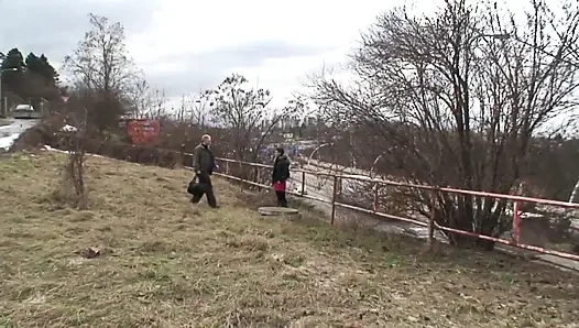 Parkta soğuk ve küçük doğal memeli genç esmer yaşlı bir adam tarafından ısınıyor ve tüm dölleri yutuyor