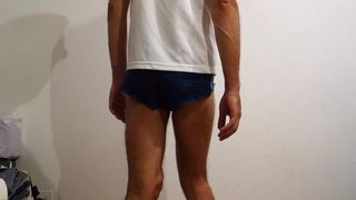 Crossdresser em shorts curtos