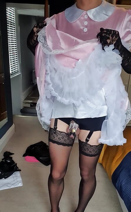 Femme de ménage rose et plug anal