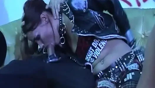 Olgun esmer orta yaşlı seksi kadın yarak emiyor ve yüzüne boşaltıyor