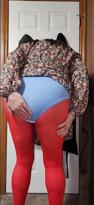 Cd plagen, masturberen en klaarkomen op mijn panty en jurk.