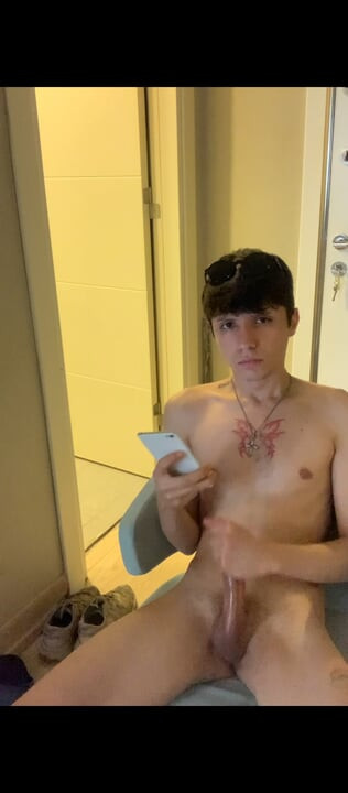Watch me trying so hard to cum
