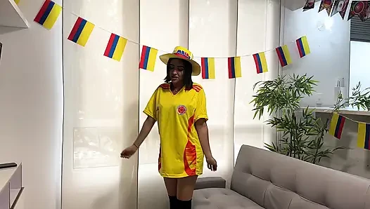 Meine beste freundin von geilem Latina wartet ohne unterwäsche auf mich und wettet ihre reiche feuchte muschi, wenn ihr Team gewinnt. Wm-special 2026