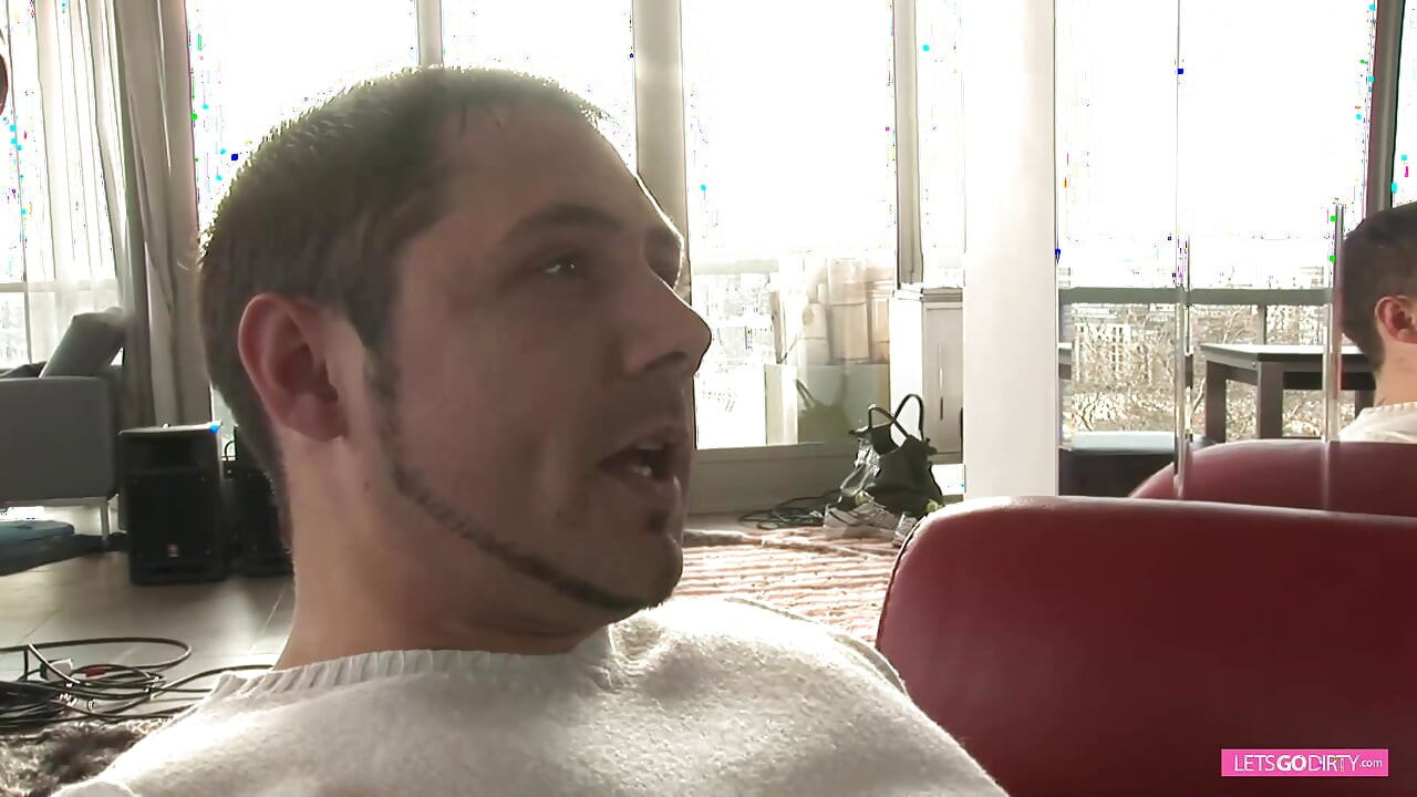 Sexy babes met grote borsten worden geneukt tijdens trio-actie