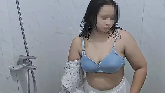 Hijab college-mädchen duscht und wird vom vermieter gefickt