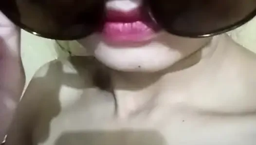 Meine frau zeigt ihre muschi vor der cam-show Mavin