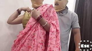 Bhabhi đụ với nhân viên bán hàng saree trong cửa hàng của anh ấy