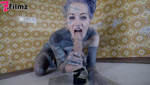 Anuskatzzz, modèle tatoué, se masturbe avec un gros jouet