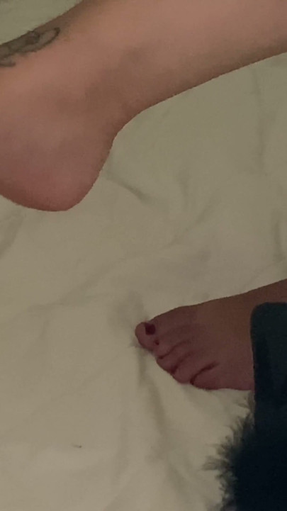 My fan wants to cum on cam and I make him cum licking my feet with red nail polish | Clip 1