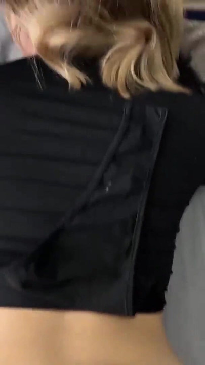 Joven rubia en body y calcetines me provoca con su culo | Clip 1