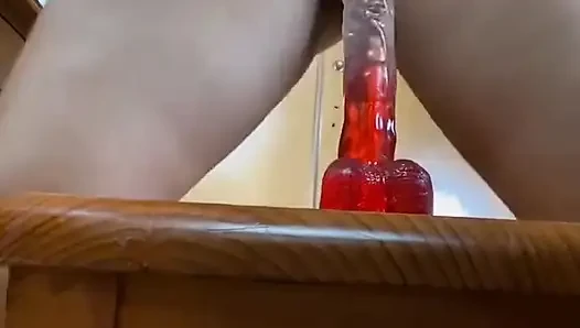 Sayang aku pengen banget ngentot, kamu nggak di sini, jadi aku harus masturbasi pakai dildo isap raksasa ini