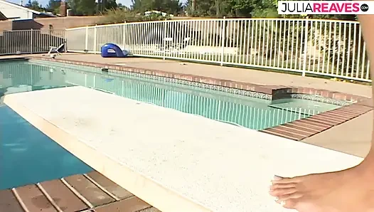 Schätzchen mit dickem arsch bekommt ihre muschi von einem riesigen schwarzen schwanz zum abspritzen gebohrt