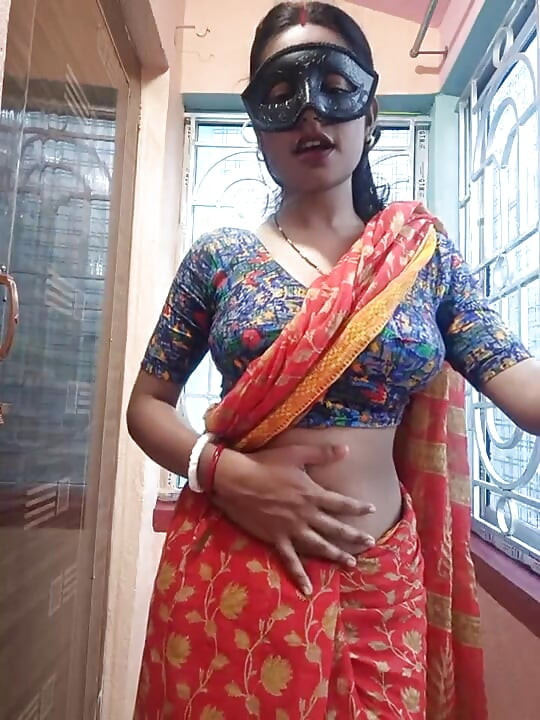 زوجتي المثيرة تعرض الساري بعد عرض عاري مع الثدي والكس