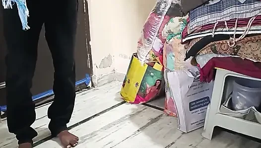 Desi heiße schöne tante fickt mit zimmermädchen im schlafzimmer, genießen sie sex mit ihm