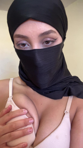 Muslim Arab Girl in Hijab Flaunts Her Titties and Sexy Busty Cleavage
