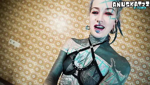 Татуированная кожаная сучка на каблуках - глубокая анальная тренировка скачки на гигантском черном члене на стуле