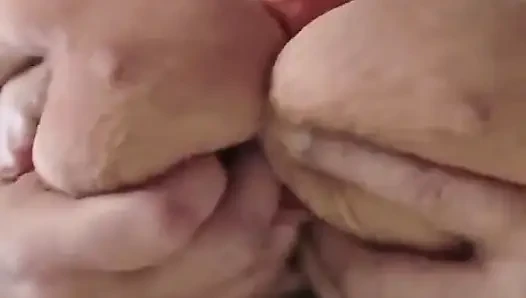 Cewek sange ini lagi asik nyepong kontol dan toketnya dientot habis-habisan di klub malam