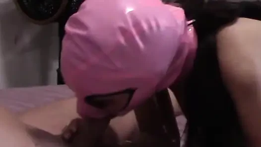 MILF bir penis emiyor ve ağzına boşalma yapıyor
