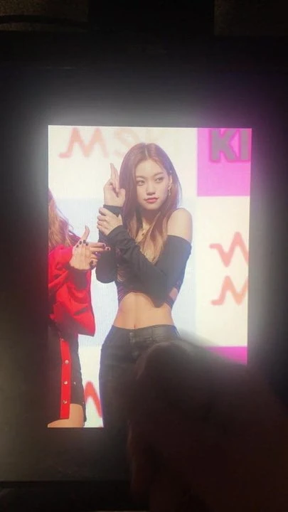 Weki meki doyeon počast spermi
