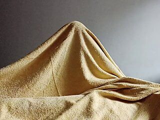 Ochtend masturbatie onder de deken.