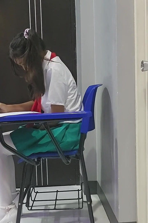 Отчаяна студентка пикае