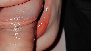 De penis pulseren en sperma in haar mond injecteren.  langzame pijpbeurt