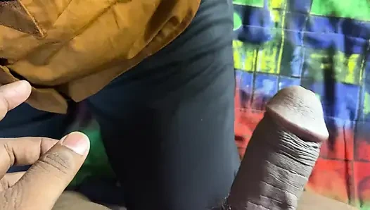Stiefbrudchen fickte ihre muschi, als sie durch gerissene hosen gesehen wurde