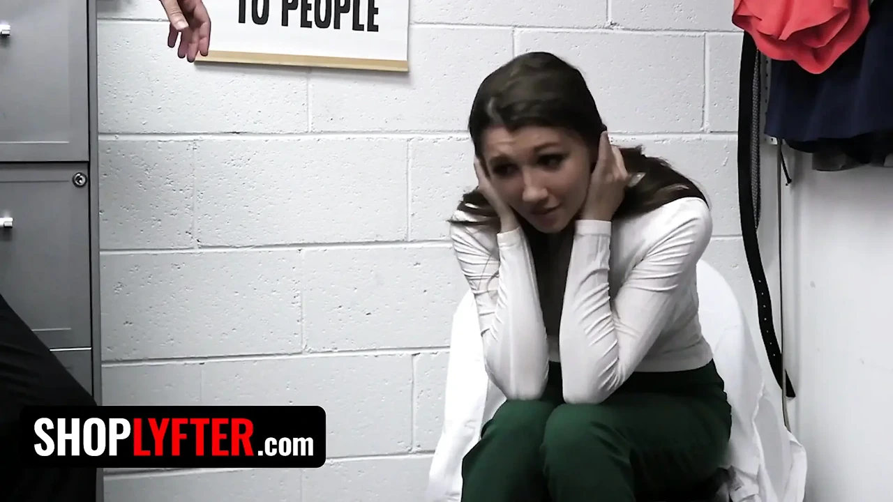 Shoplyfter -sexy Girl Have to Submit to Officers Demands to Avoid Severe Prison Time