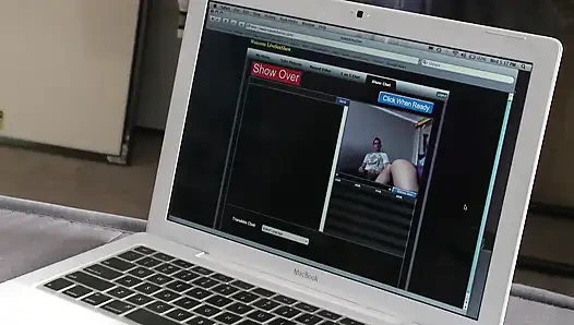 Tatlı hatun fahişe deve toynağı amcığının derin sikişli cooter'ı dölle dolu görünüyor