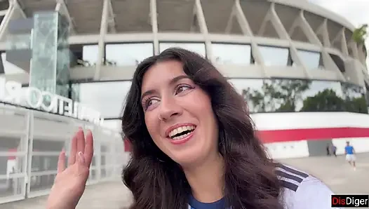 Azgın futbolcu Katty West stadyumun yanında bir hayranını seks yapmak için yakalıyor